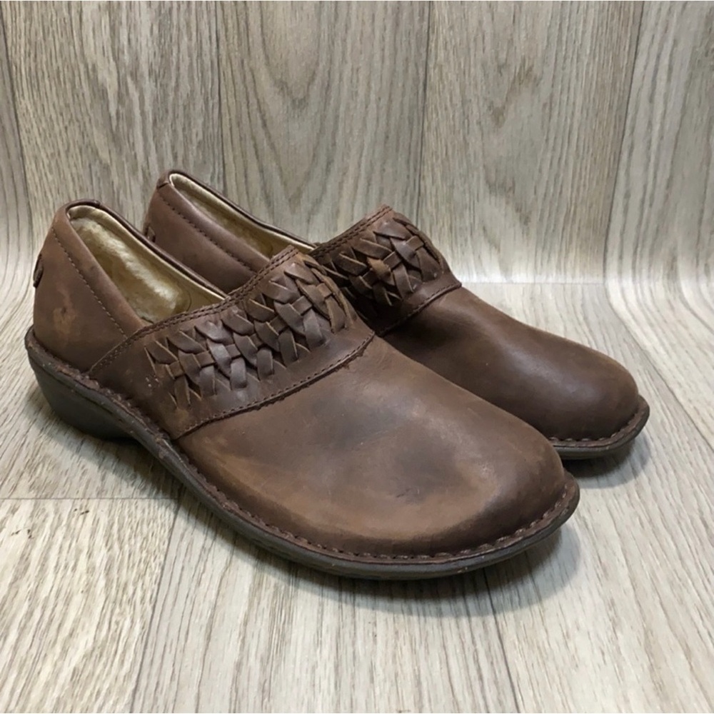 UGG Women's Brown Leather Flats